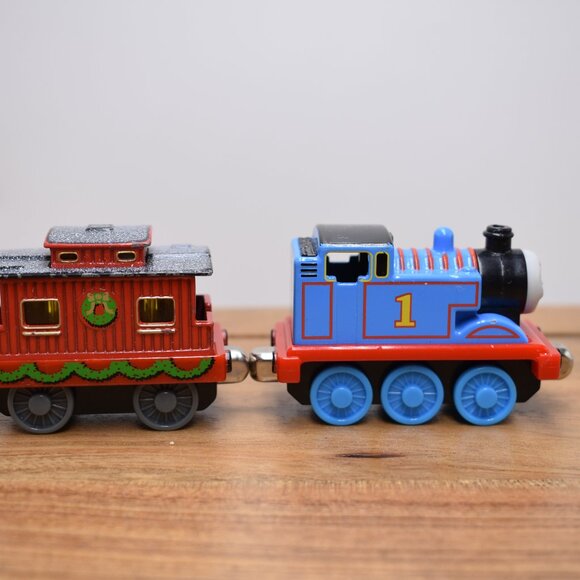 Thomas w/ Holiday Caboose Christmas 2002 Diecast Train Take Along Thomas Friends - Picture 9 of 10